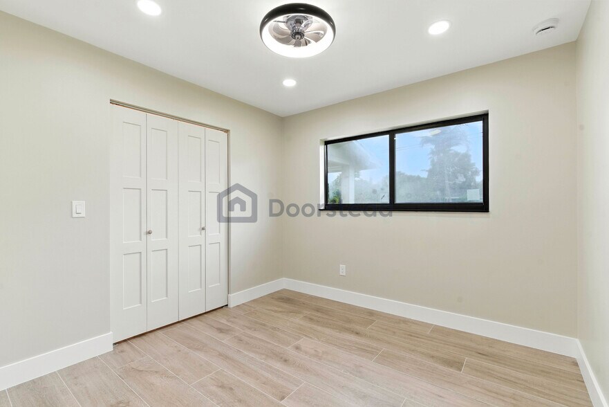 Building Photo - 6886 Tradewind Way