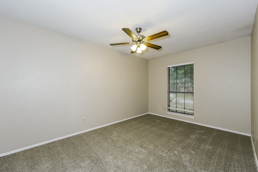 Building Photo - 1385 Southridge Dr