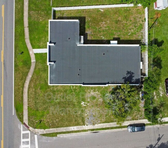 Building Photo - 1649 Lake Dr