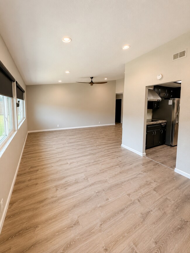 Building Photo - 708 Meadow Way