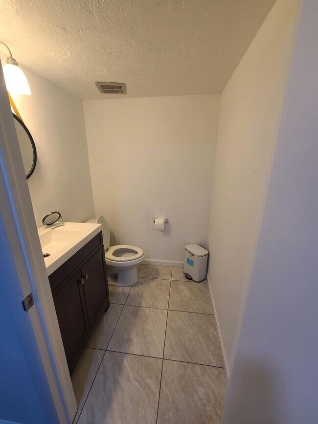 Building Photo - 17th St 6 Plex