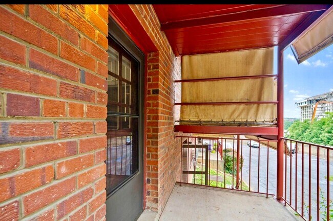 Building Photo - 1565 N Colonial Terrace