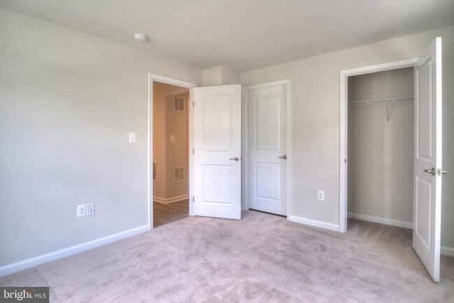 Building Photo - 2506 EMBER Ln