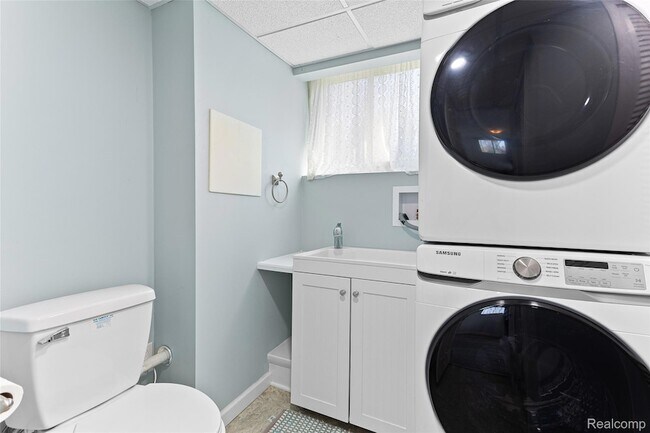 Building Photo - 25690 Glamorgan Dr