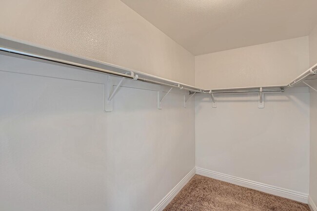 Building Photo - 5 Bedroom in Silverado Ranch!