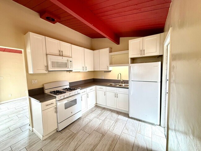 Building Photo - Charming 2-Bedroom Corner Lot Duplex Home in Clairemont with Private Yard!