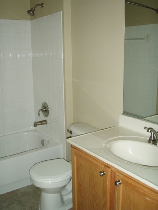 Building Photo - Gorgeous 3 Bedroom 3.5 Bathroom Brick Town...