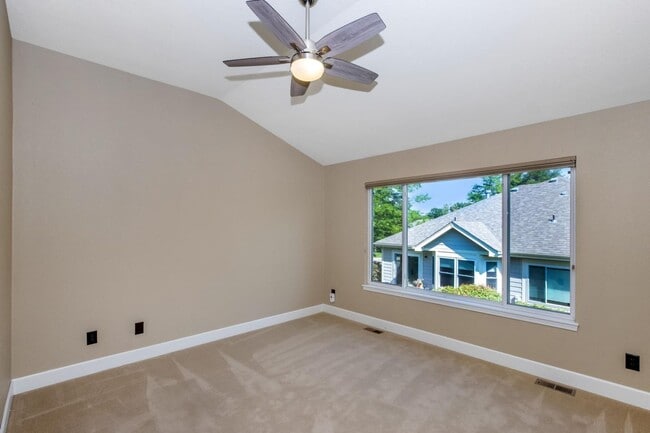 Building Photo - Spacious Patio Home 3 Bed 3 Bath