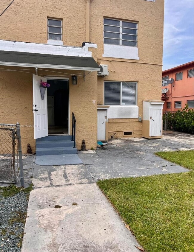Building Photo - 1726 NW 19th St