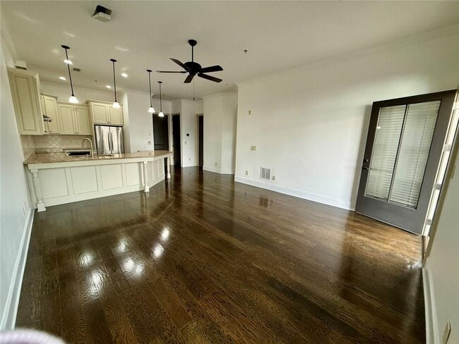 Building Photo - 360 Chambers St