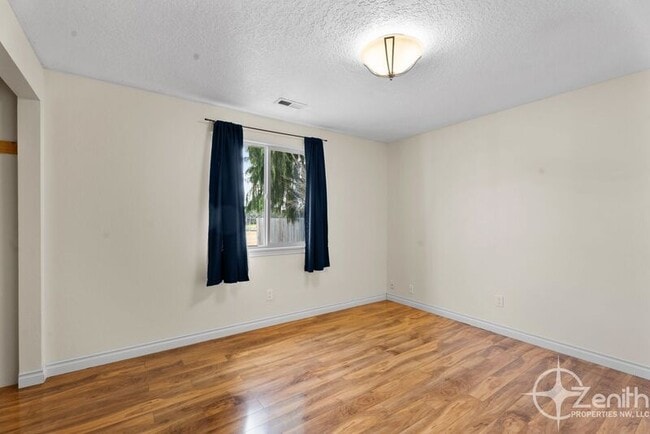 Building Photo - 16004 NE 47th St