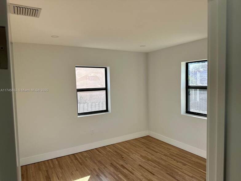 Building Photo - 6473 SW 25th St
