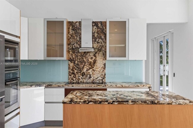 Building Photo - 926 Marina Dr