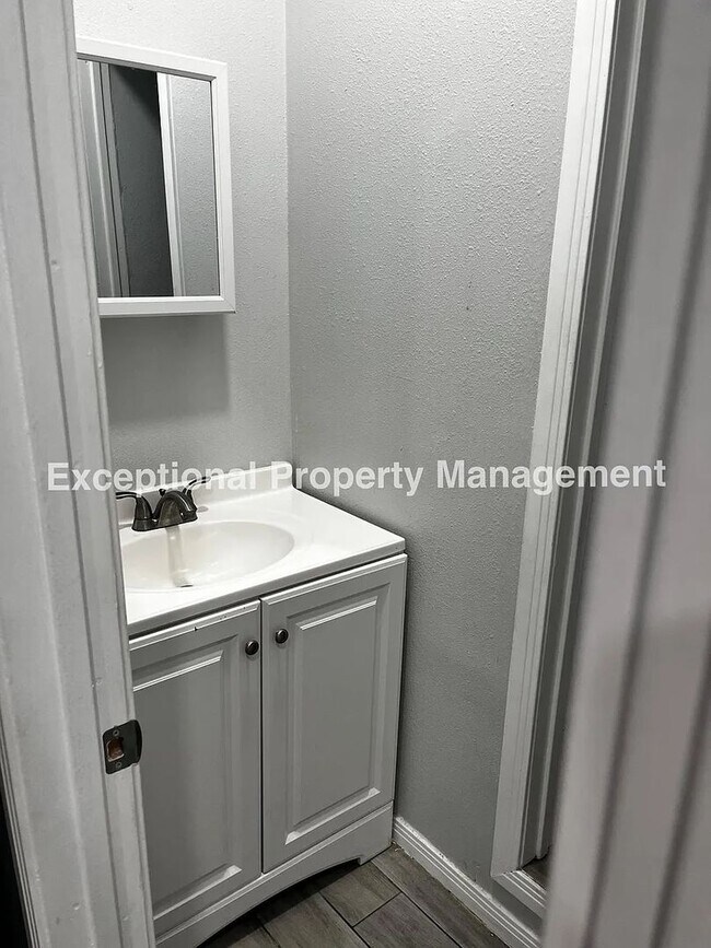 Building Photo - 8047 Laurel Ave