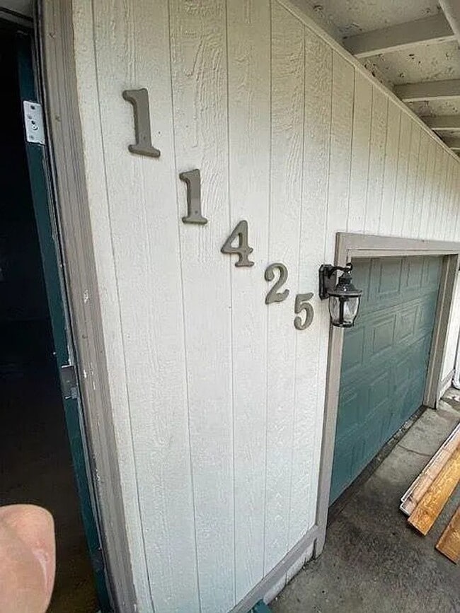 Primary Photo - 2 bedroom 1 bathroom duplex with backyard ...