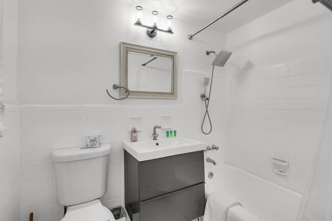 Building Photo - 714 NE 17th Ct