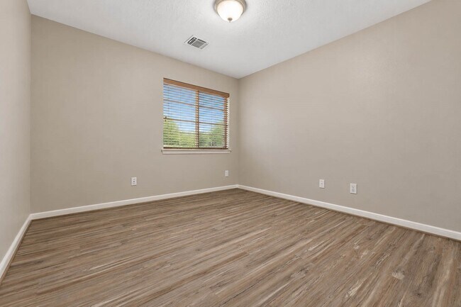 Building Photo - 3207 Hickory Knoll Dr
