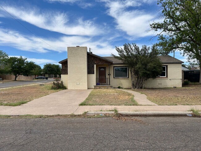 Building Photo - 314 Santa Rita Dr