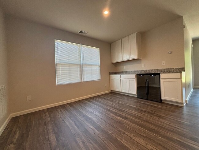 Building Photo - Spacious 5-Bedroom Home in Dillon Lakes