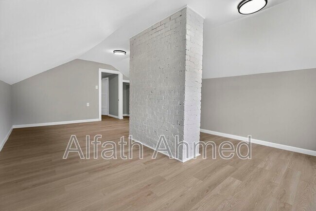Building Photo - 1770 Kent St