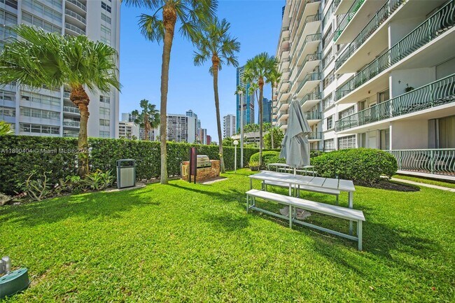 Building Photo - 1408 Brickell Bay Dr