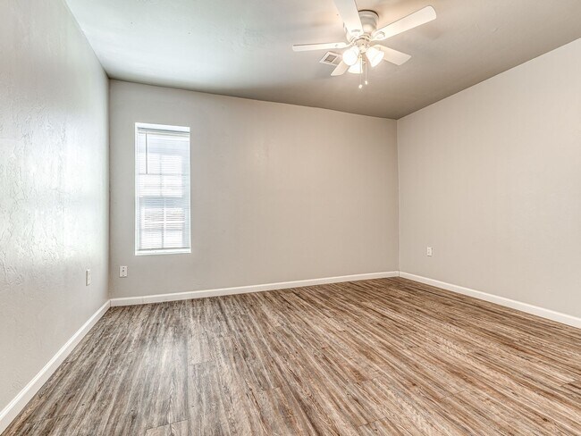 Building Photo - Charming Home + Balcony + Centrally Located in OKC + 3 bedrooms