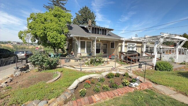 Building Photo - Johnston Triplex