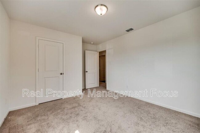 Building Photo - 713 Peach Tree Ln