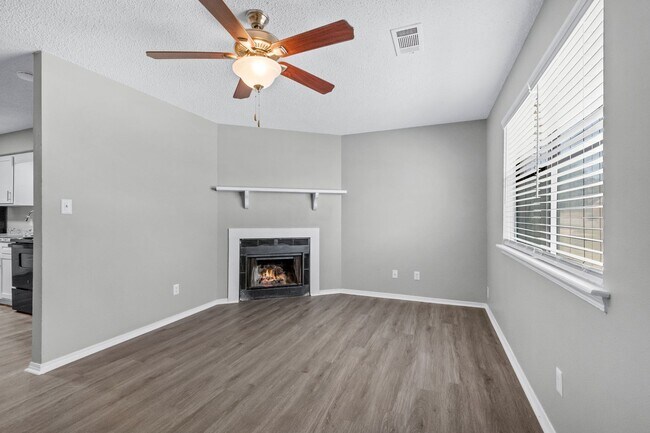Building Photo - Cozy 2 Bedroom Duplex with Fireplace & Spacious Backyard!