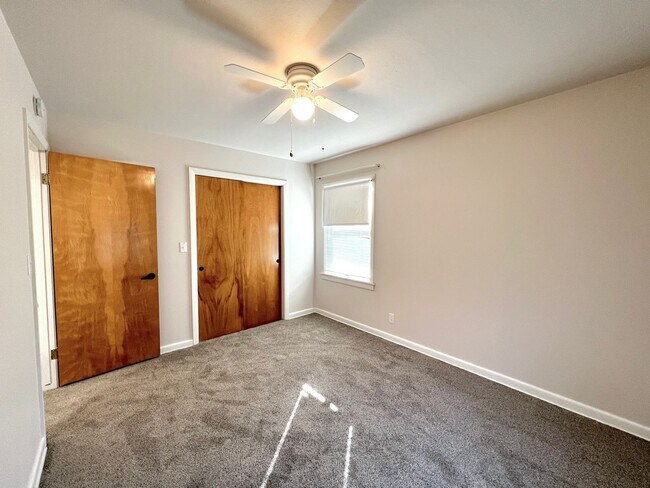 Building Photo - Newly Renovated 2 bed/1 bath Home with att...