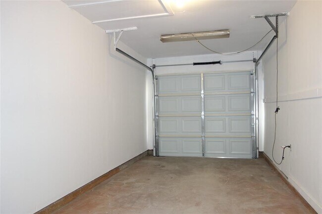 Building Photo - 1106 August Dr