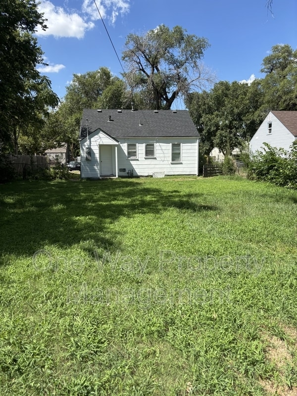 Building Photo - 1729 E Looman St