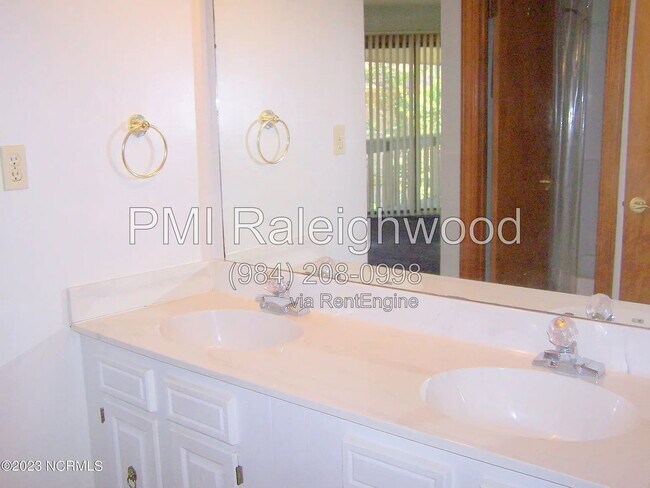 Building Photo - 220 Foxkroft Dr