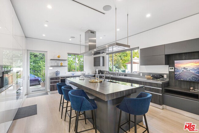 Building Photo - 1717 Sunset Plaza Dr