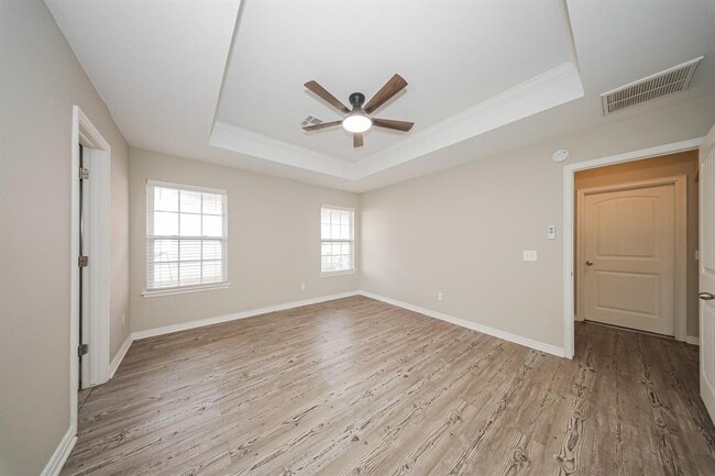 Building Photo - 9423 Peachtree Ln