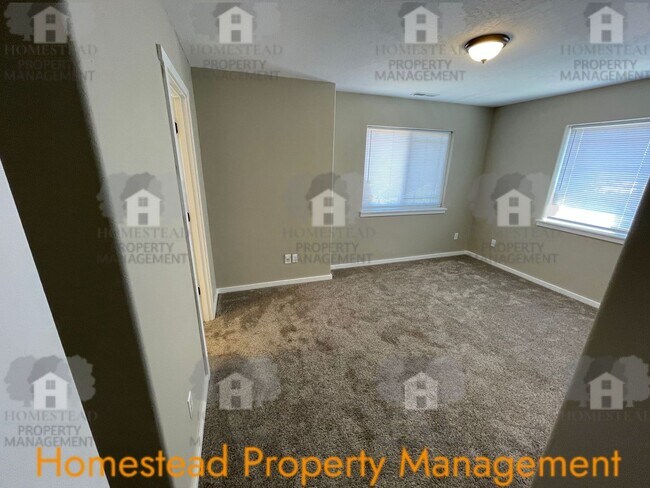 Building Photo - 479 Broad St S