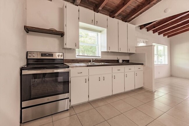 Building Photo - TWO BEDROOM CHARMER IN WEST PALM BEACH
