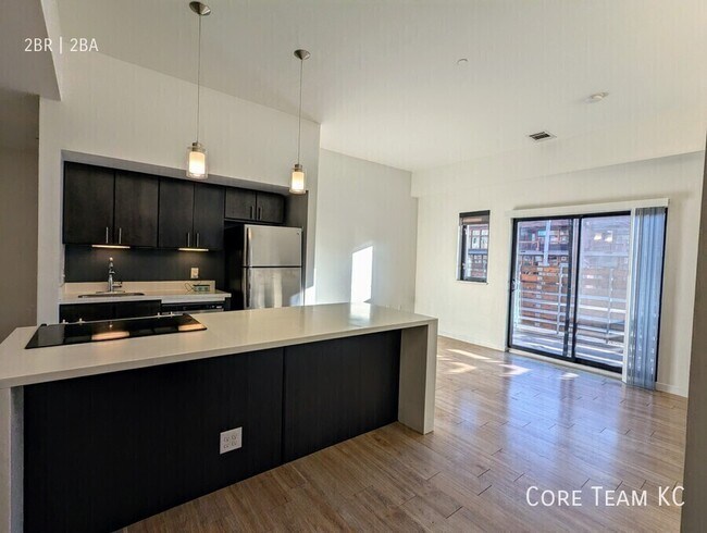 Building Photo - 662 E 63rd St