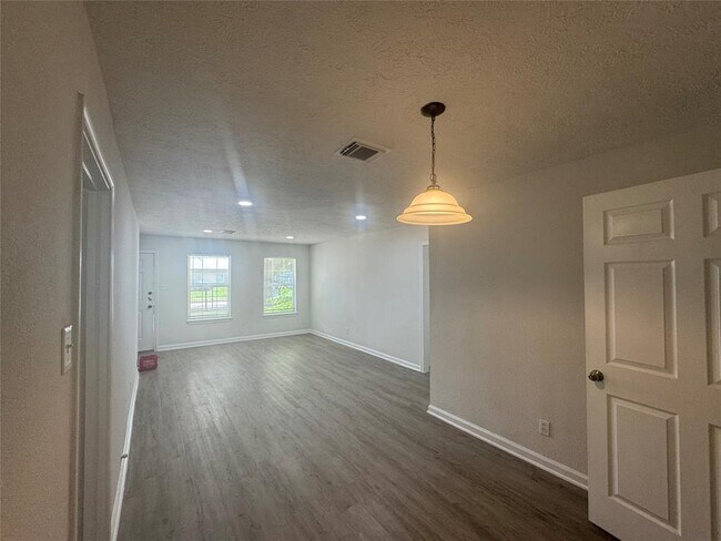 Building Photo - 4914 Enyart St
