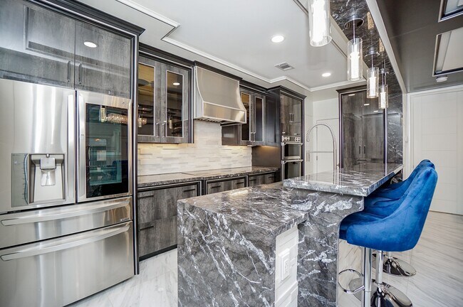 Building Photo - 5711 Sugar Hill Dr