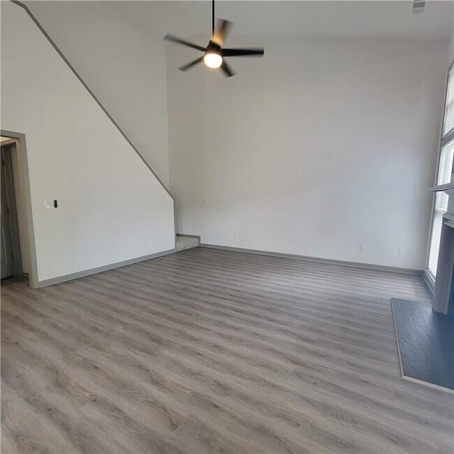 Building Photo - 3045 Binghampton Ln