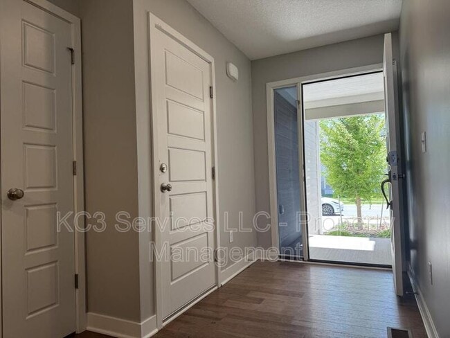 Building Photo - 2026 SW Holdbrooks Dr