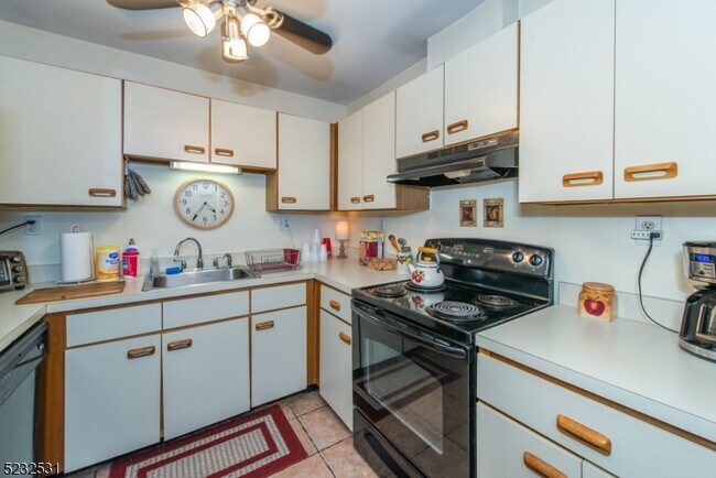 Building Photo - 305 Federal Hill Rd