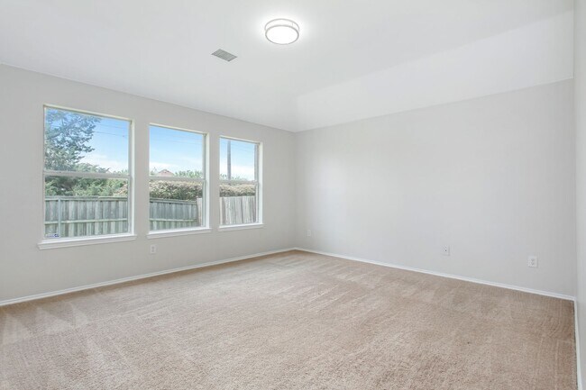 Building Photo - 4 Bedroom 2 Bath Home for Rent