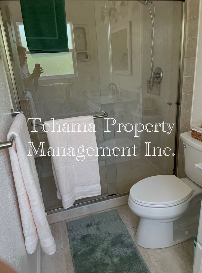 Building Photo - 2 bed 2 bathroom home in the El Camino/Gerber Area Available Unfurnished or Furnished