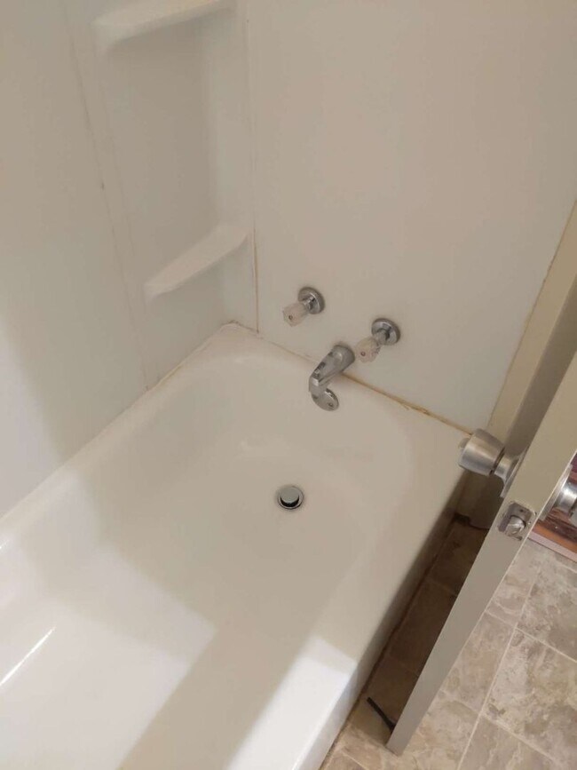 Building Photo - 2 Bed, 1 Bath Ready for Rent!
