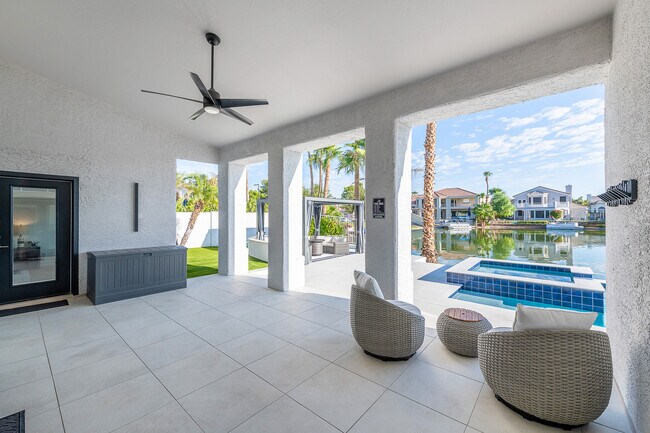 Building Photo - 1710 E Queen Palm Dr