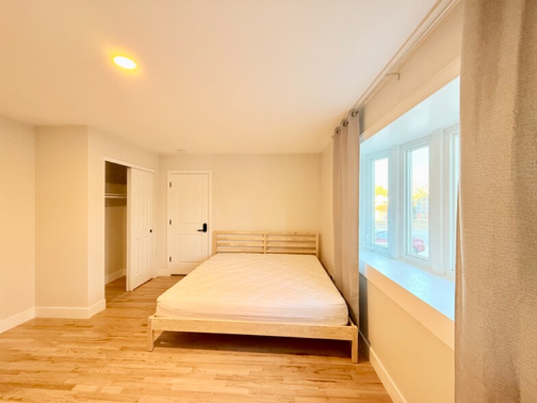 Building Photo - 9989 Dodge Dr