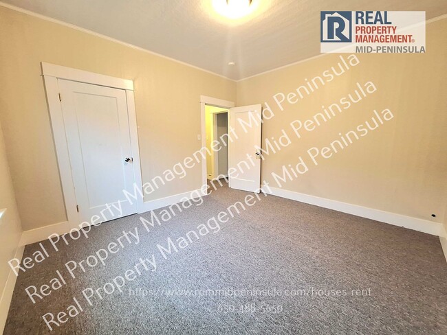 Building Photo - Quiet 1 Bedroom / 1 Bathroom on Top Floor ...