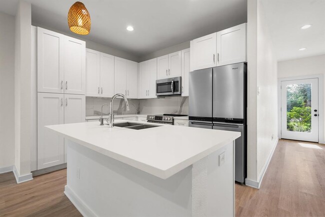 Building Photo - 5710 Elysian St